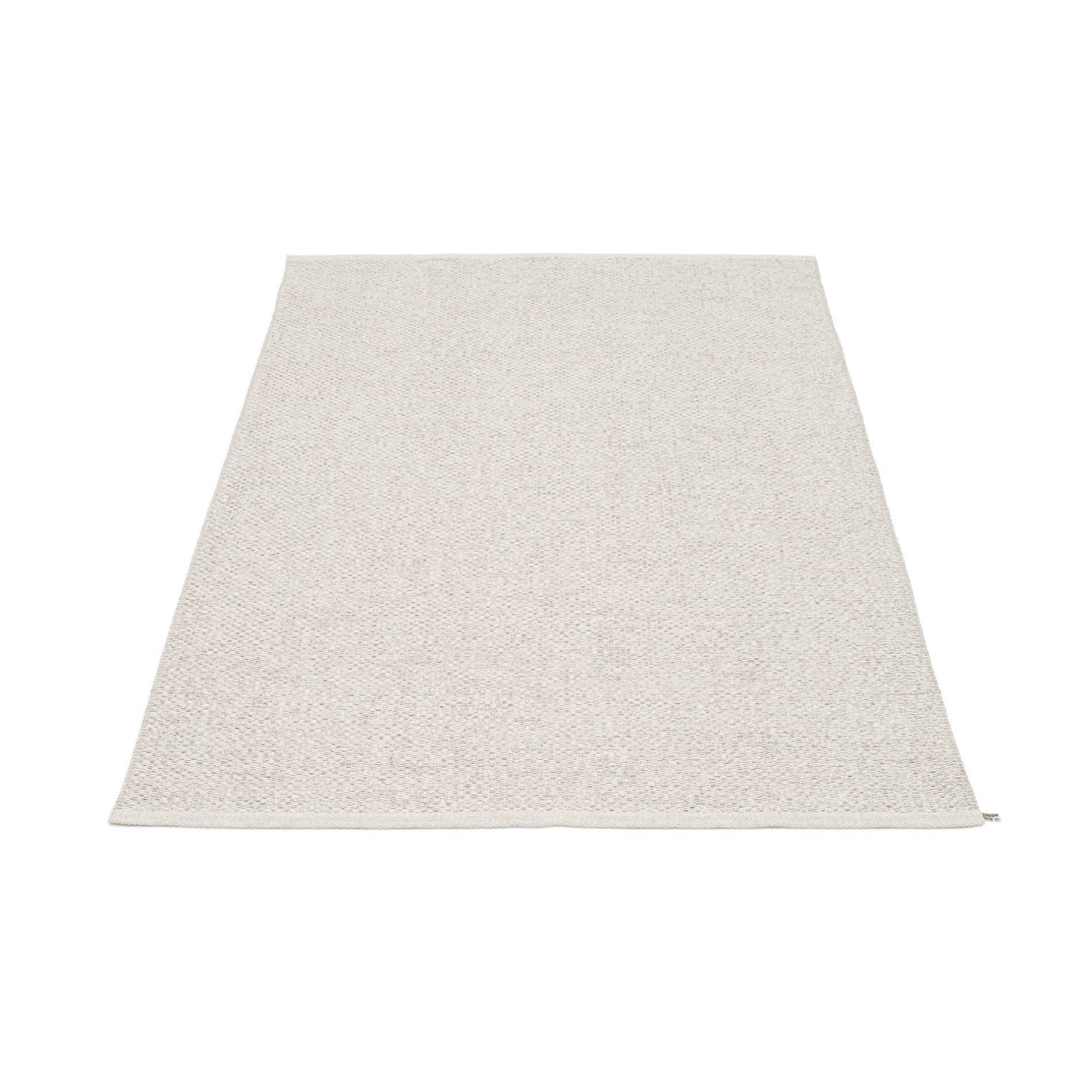 Beige Svea Kunststoffteppich von Pappelina, 140x220 cm. Moderner, pflegeleichter Teppich für Innen und Außen.